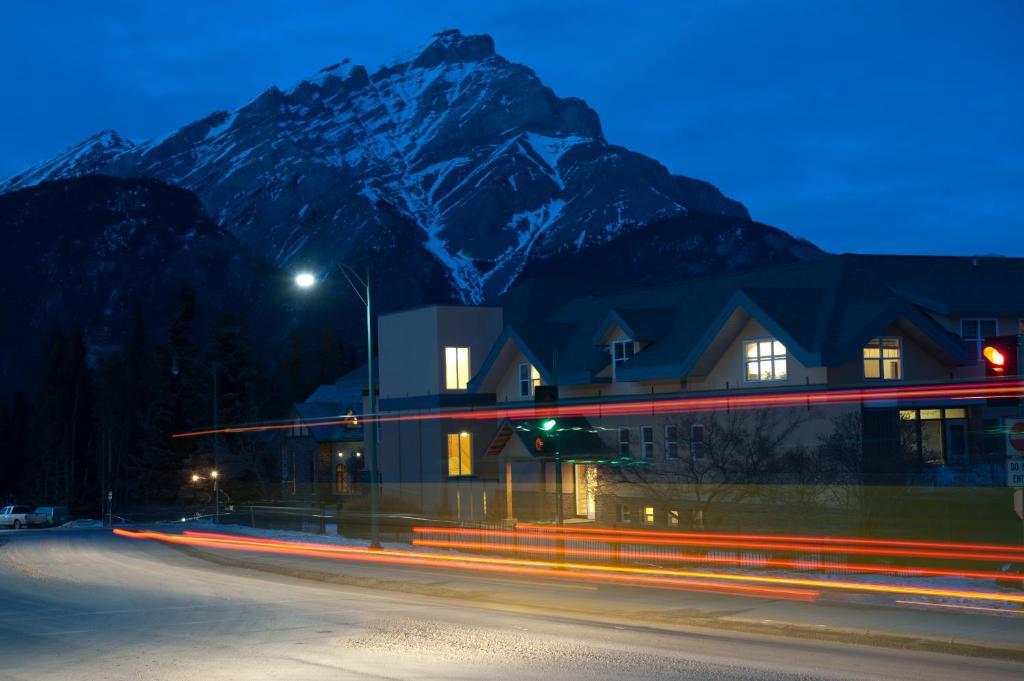 Ywca Banff Hotel Екстер'єр фото