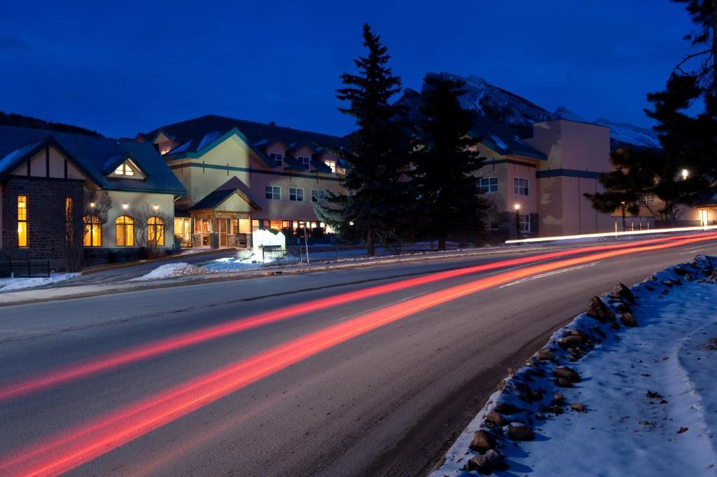 Ywca Banff Hotel Екстер'єр фото